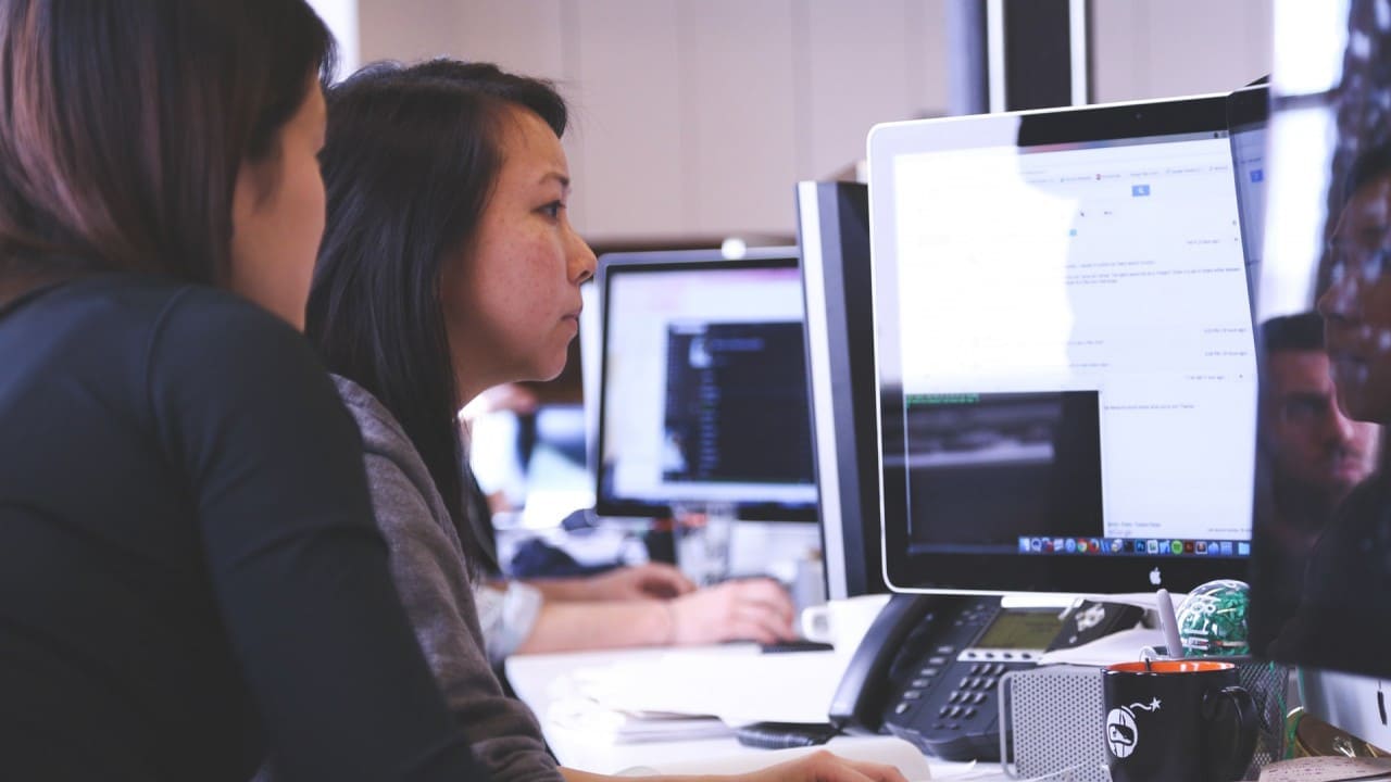 Asistente mujer trabajando en la computadora