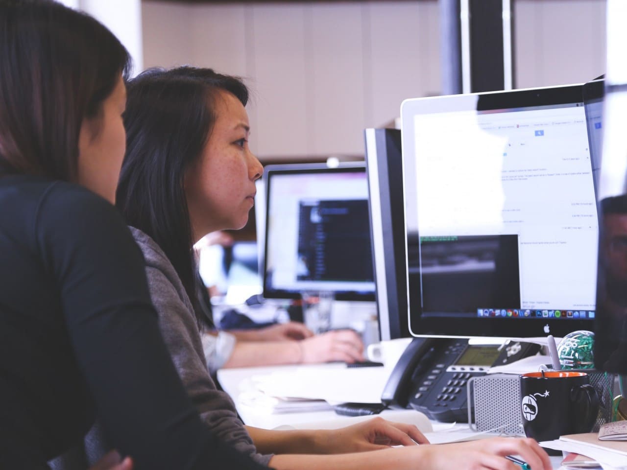 Asistente mujer trabajando en la computadora